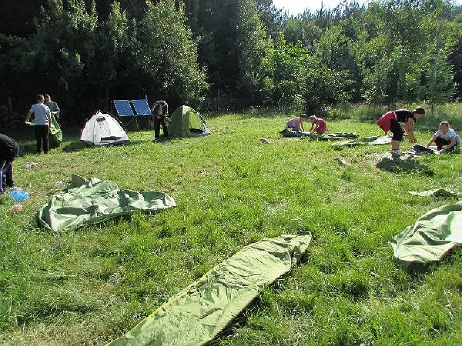 Тийнеджъри на тридневен тренинг в Центъра за военно обучение