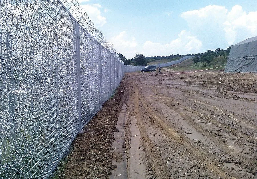 Отпуснаха допълнителни средства за оградата по българо-турската граница