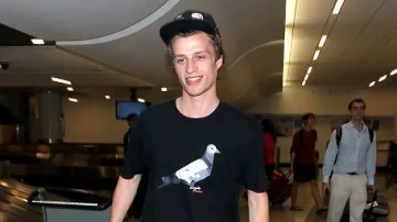 Осъдиха брата на Парис Хилтън заради скандал в самолет