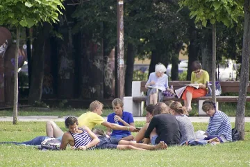 Жарко слънце с дъжд в сряда