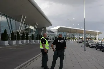 Спукано стъкло наложи принудително кацане на самолет в София 