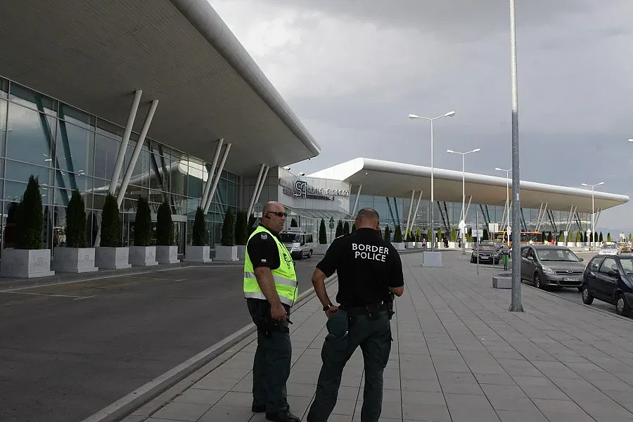 Спукано стъкло наложи принудително кацане на самолет в София 