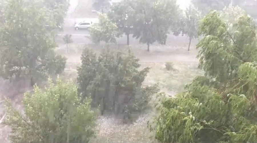 Буря, градушка и потоп в Димитровград (ВИДЕО)