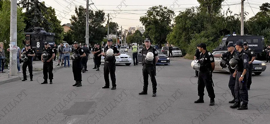 Жива верига от полицаи в Орландовци