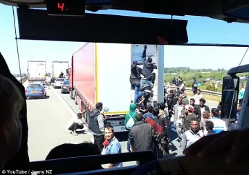 Мигранти взимат камион на абордаж (ВИДЕО)