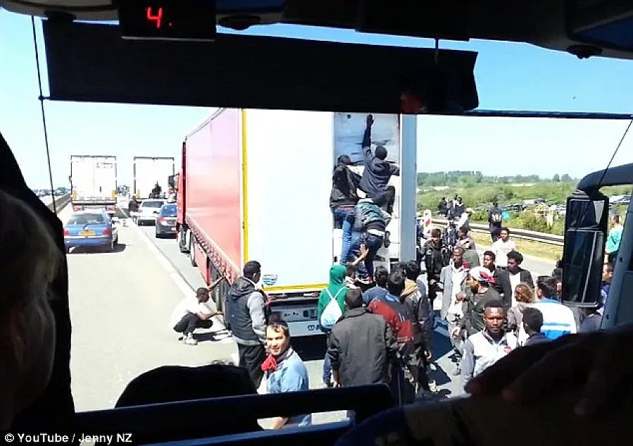 Мигранти взимат камион на абордаж (ВИДЕО)