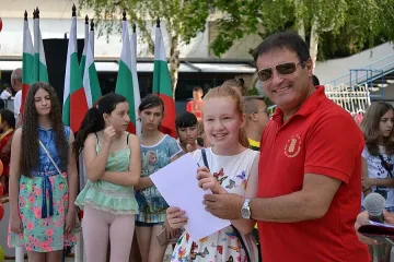 Славейковци получиха  бележниците си  на плажа