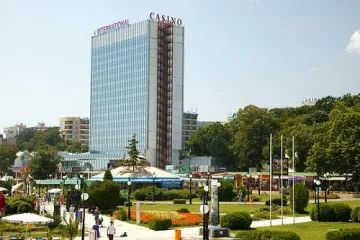 Пиян германец катери пилон с българското знаме в Златните