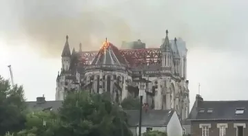 ВИДЕО: Гори базиликата "Сен Донатиен" в Нант