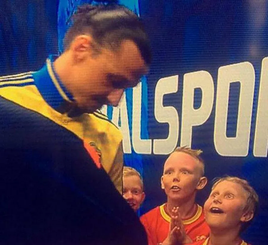 Ибрахимович хипнотизира две деца (ВИДЕО)