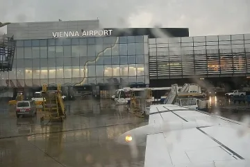Българи блокирани на летището във Виена 