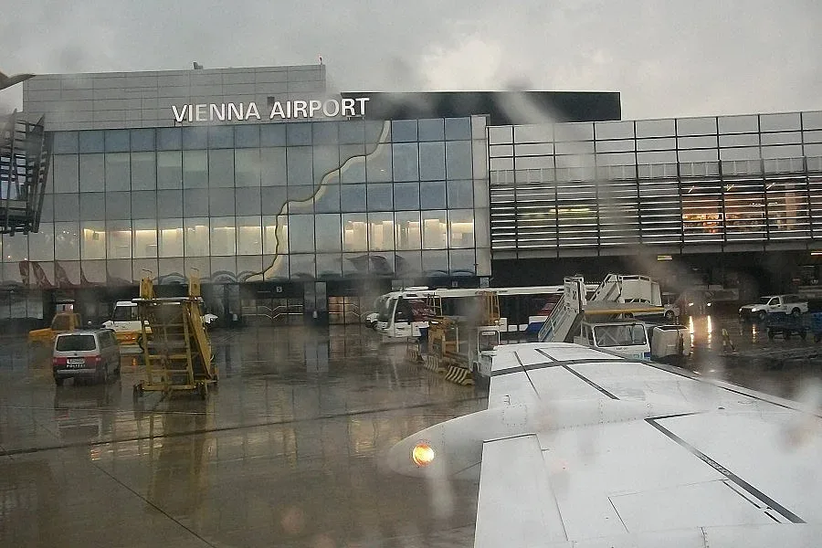 Българи блокирани на летището във Виена 