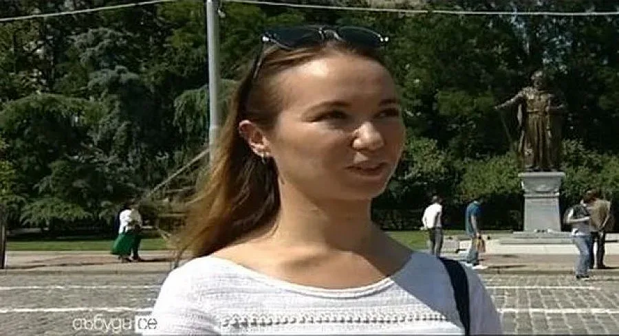 Момиче си татуира  историята на България