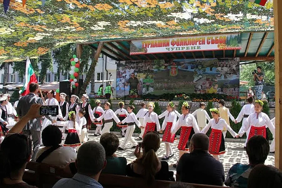 Песни, танци и косачко кисело с турлаците