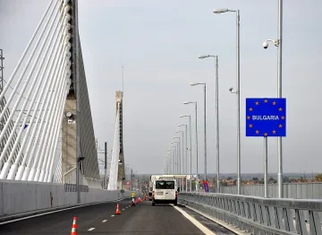 С двукилометрова опашка от тирове Дунав мост 2 посрещна втория си рожден ден