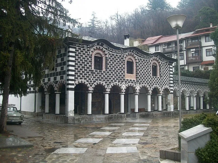 Спешно спасяват църква от плесен