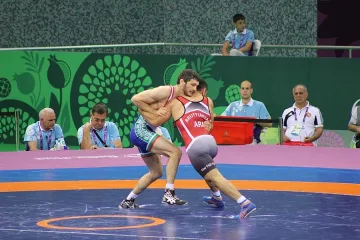 Арменец спря Стас на 1/8 финала на класиците в Баку