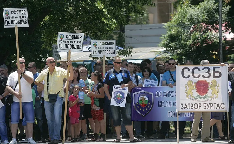 МВР-служители на палатков лагер пред парламента