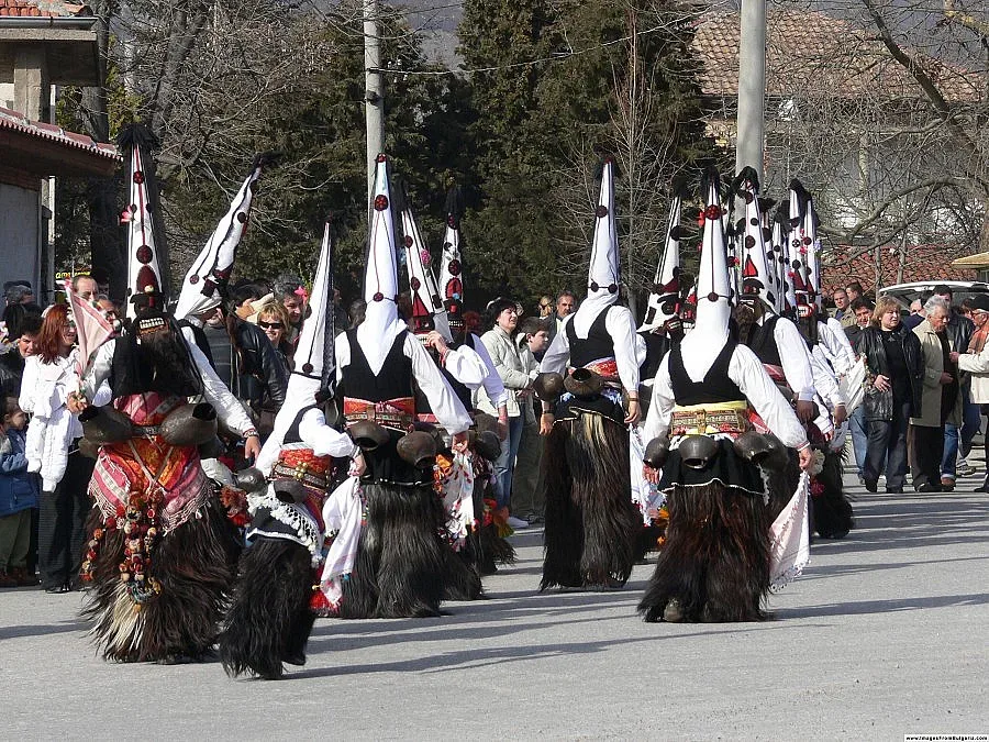 Редят кукерска изложба в читалище