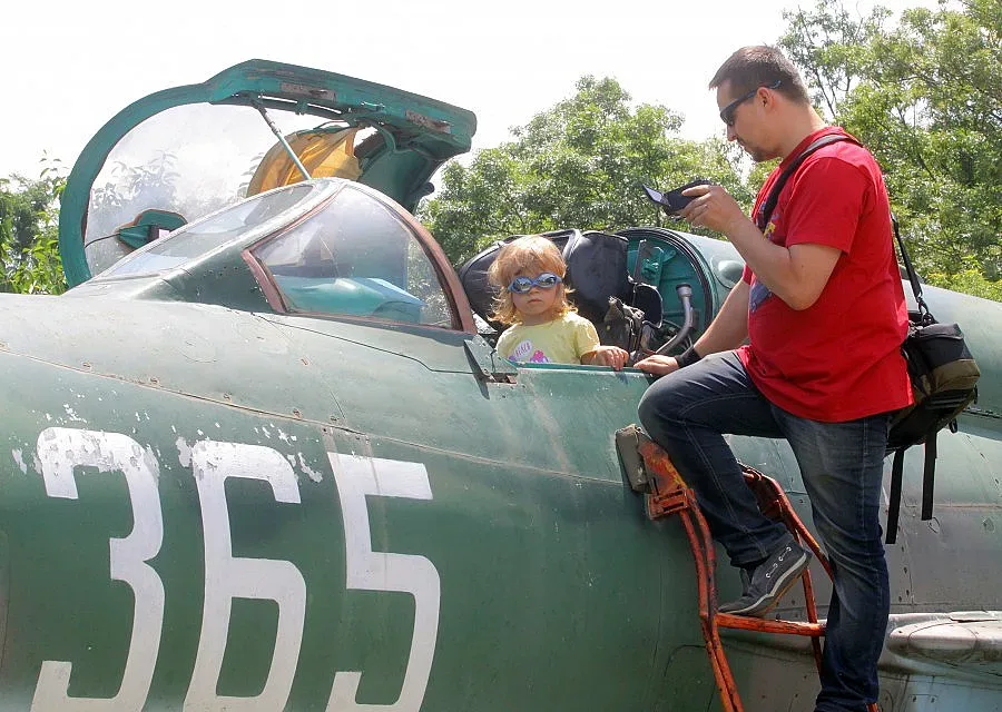 Татковци качиха хлапета на танкове