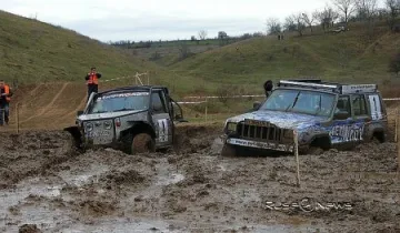 Любители на офроуда газят блата край Дунава