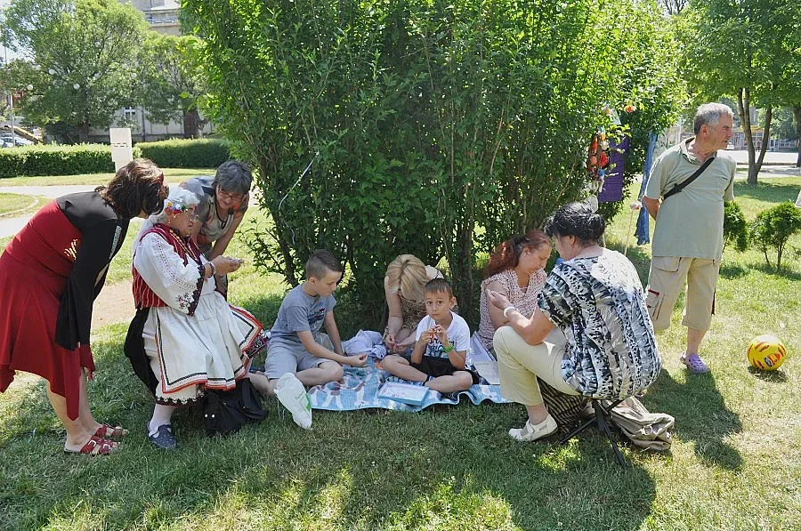 Майсторки на куките плетоха на открито в Разград