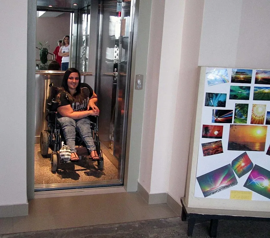 Асансьор помага на ученици с увреждания в Професионална гимназия по икономика