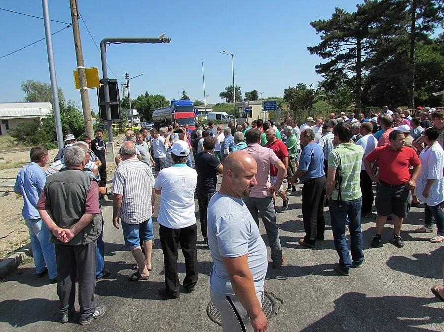 Млекари блокираха Дунав мост