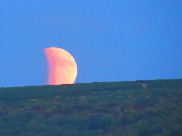 Небесен спектакъл! СНИМКИ и ВИДЕО на Кървавата Луна