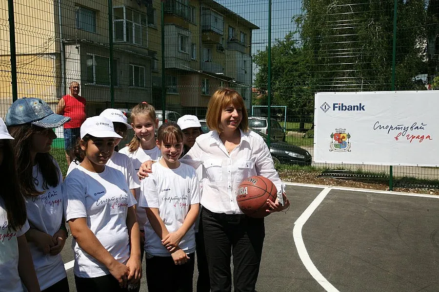 Fibank дари спортна площадка на Горна баня