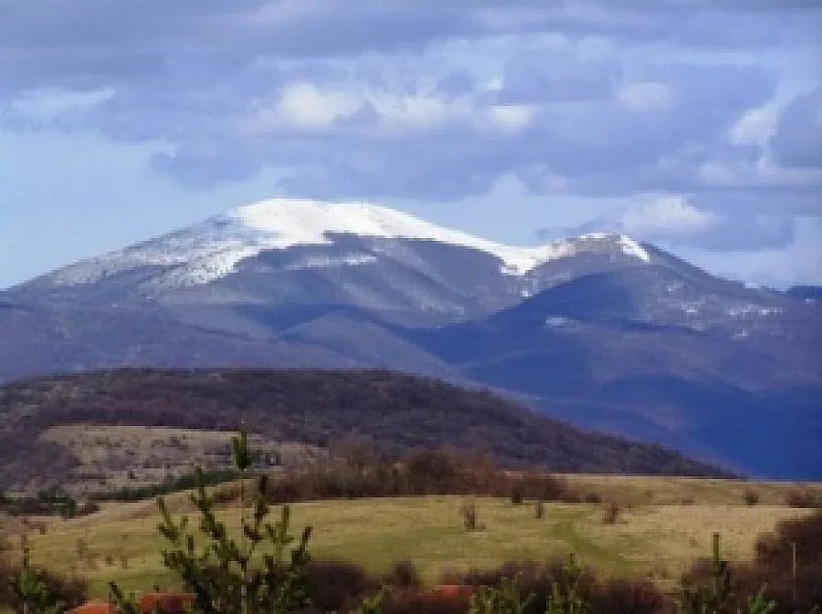 Изкачват връх Руй от двете страни на границата