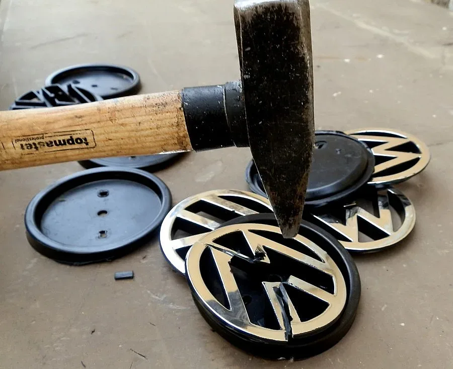 2270 фалшиви емблеми на коли бяха унищожени