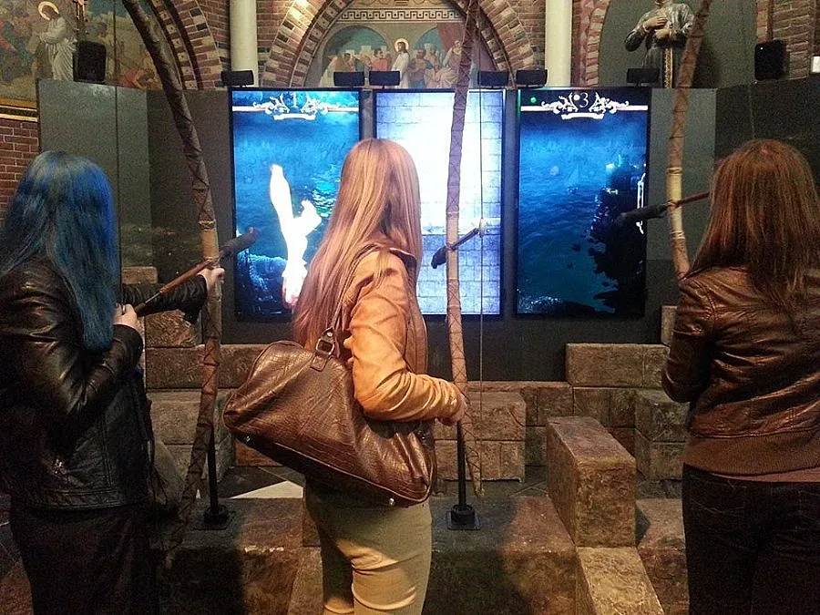 Фенове могат на стрелят с лък в интеракативна инсталация от "Игра на тронове"