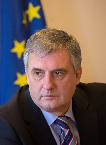 Реформата на Калфин не мина в Бюджетна комисия