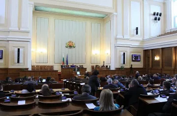 В парламента: Спорят 1-ви май и Априлското въстание (ОБЗОР)