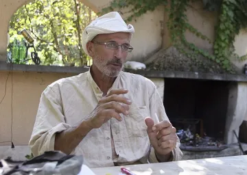 Скулпторът Александър Хайтов е убеден в естетиката на своя Самуил    