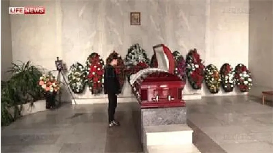 Погребват Джуна с военна униформа