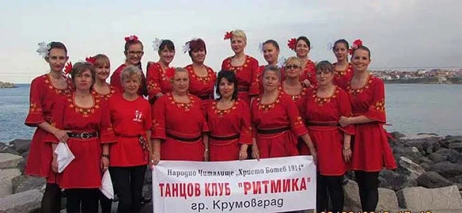Танцов клуб „Ритмика” от Крумовград се хвана на хоро край морето