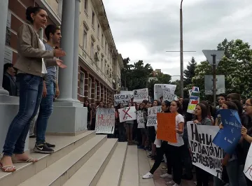 Ученици от Кърджали на пореден протест срещу сливане на две гимназии