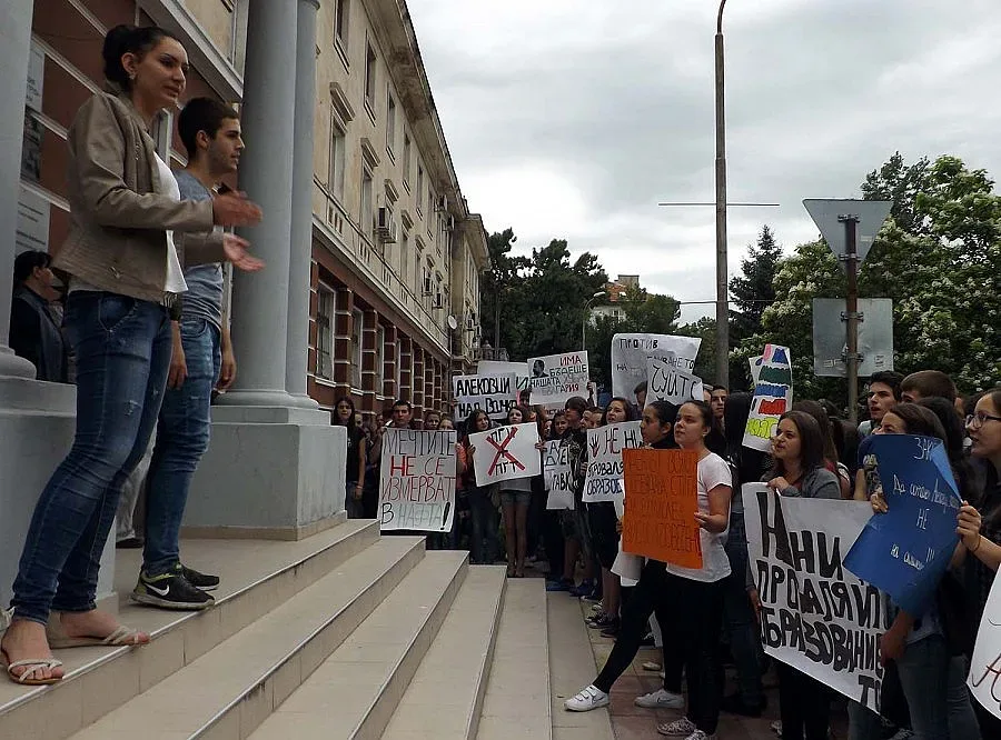 Ученици от Кърджали на пореден протест срещу сливане на две гимназии