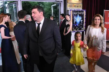 Геро предложил брак в спалнята