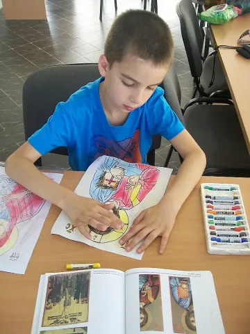 Деца рисуват икони с молитви