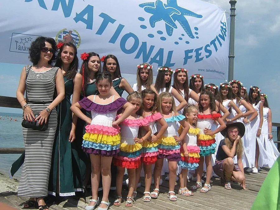 Танцьори с фурор на фестивал в Гърция