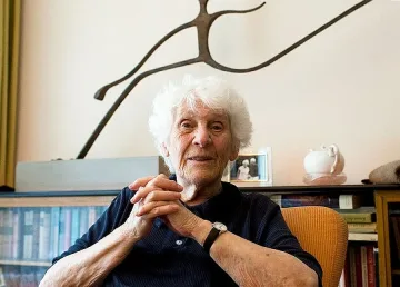 102-годишна баба защити докторска степен