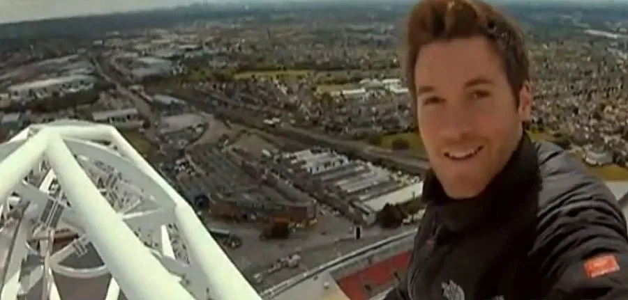 Смелчага се разходи по върха на Уембли (ВИДЕО)