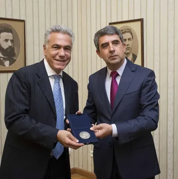 Президентът отличи Мтел с почетен знак