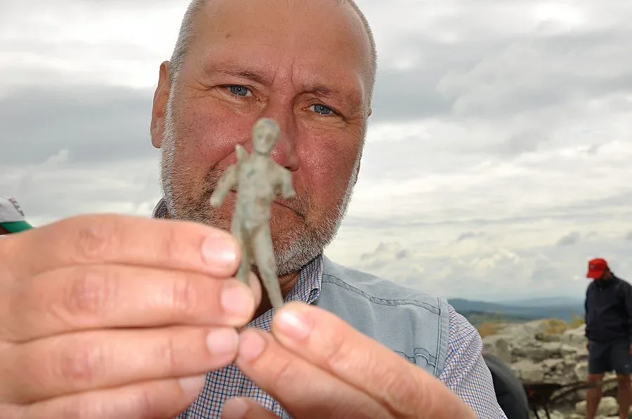 Проф. Овчаров с нови находки на Перперикон