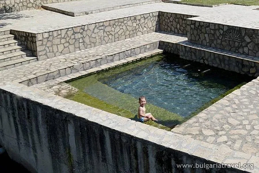 Гърци се лекуват в минералните извори в Огняново