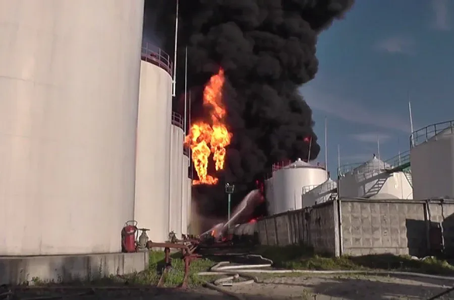 Два взрива в следствие на пожар в нефтена база до Киев