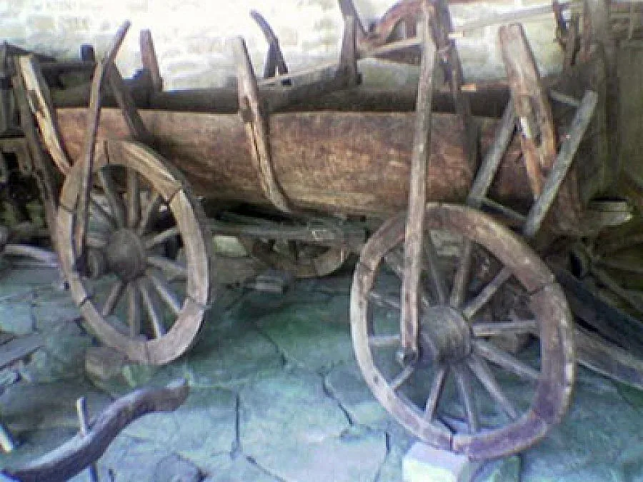 Каруца помете дете